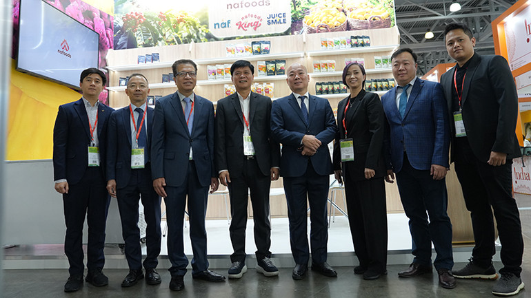 Đại sứ Đặng Minh Khôi và đại diện Bộ Công thương chụp ảnh lưu niệm tại gian hàng Việt Nam. (Ảnh: XUÂN HƯNG)