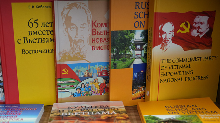 Tại Phòng Việt Nam trưng bày nhiều tài liệu, sách quý giúp độc giả có thể tìm hiểu về lịch sử, đất nước, con người Việt Nam. (Ảnh: XUÂN HƯNG)