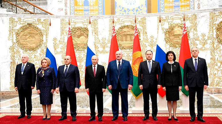 Các đại biểu Nga và Belarus chụp ảnh lưu niệm tại cuộc họp Hội đồng Nhà nước Tối cao của Nhà nước Liên minh. (Ảnh: KREMLIN.RU)