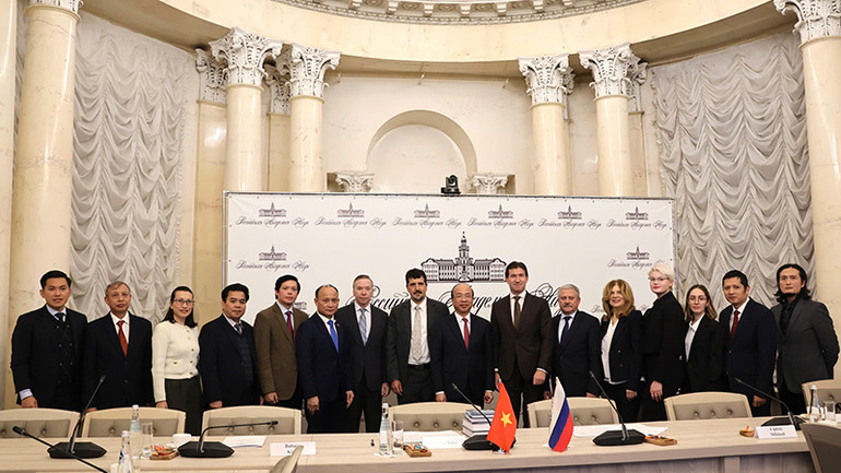 Đoàn thăm và làm việc tại Viện Hàn lâm Khoa học Nga.