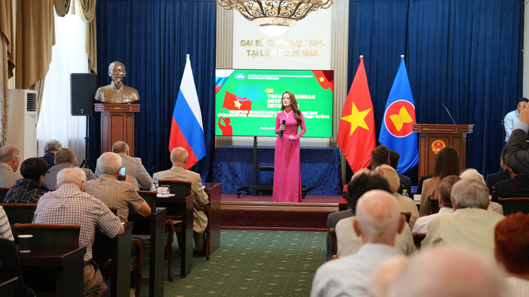 Các cựu chiến binh Nga cùng nhau nghe những bài hát ca ngợi những chiến công hào hùng của nhân dân Việt Nam trong thời kỳ kháng chiến. (Ảnh: XUÂN HƯNG)