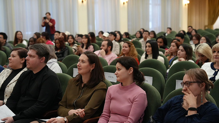 Đông đảo thầy cô và bạn bè quốc tế tham dự sự kiện. Ảnh: XUÂN HƯNG