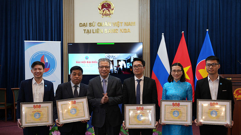 Đại sứ Đặng Minh Khôi trao tặng Bằng khen Ban vận động thành lập Hội Sinh viên Việt Nam tại Liên bang Nga. (Ảnh: XUÂN HƯNG)