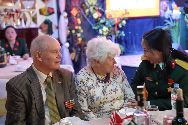 Chủ tịch Hội cựu chiến binh Nga từng công tác tại Việt Nam Nikolai Kolesnik xúc động chia sẻ những câu chuyện về thời gian công tác tại Việt Nam. (Ảnh: XUÂN HƯNG)