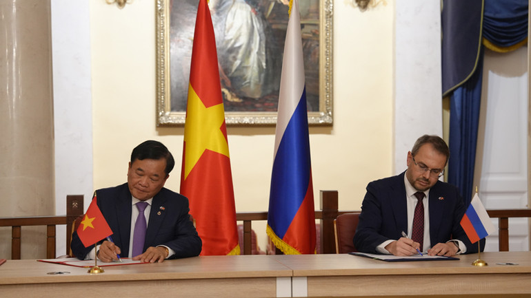 Hai Trưởng đoàn đã ký các văn kiện hợp tác. (Ảnh: XUÂN HƯNG)