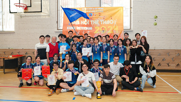 Đoàn vận động viên Đại học Nghiên cứu Quốc gia ITMO giành giải Nhất toàn đoàn. (Ảnh: XUÂN THÌN)