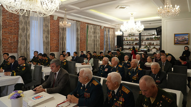 Các đại biểu tham dự cuộc gặp tri ân tại thành phố Saint Petersburg ngày 14/11. (Ảnh: XUÂN HƯNG)