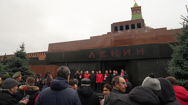 Đặt hoa tại Lăng V.I.Lenin.