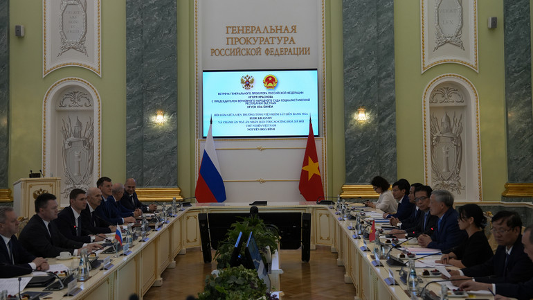 Chánh án Tòa án nhân dân tối cao Nguyễn Hòa Bình gặp Viện trưởng Tổng Viện Kiểm sát Liên bang Nga Igor Krasnov.