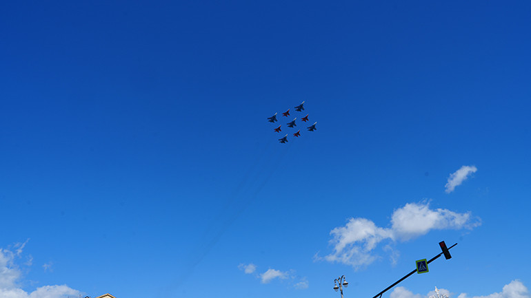 Phi đội bay trình diễn trên bầu trời Moskva. (Ảnh: XUÂN HƯNG)