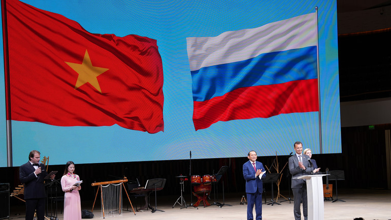 Phó Chủ tịch thứ nhất Hội đồng Liên bang Nga Andrey Yatskin; Bộ trưởng Văn hóa, Thể thao và Du lịch Việt Nam Nguyễn Văn Hùng; Bộ trưởng Văn hóa Liên bang Nga Olga Liubimova tại lễ khai mạc.