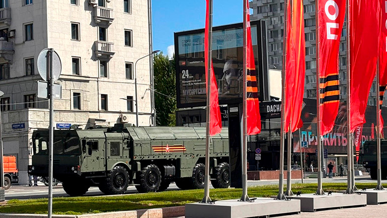 Khí tài quân sự của Nga trong lễ tổng duyệt. (Ảnh: XUÂN HƯNG)