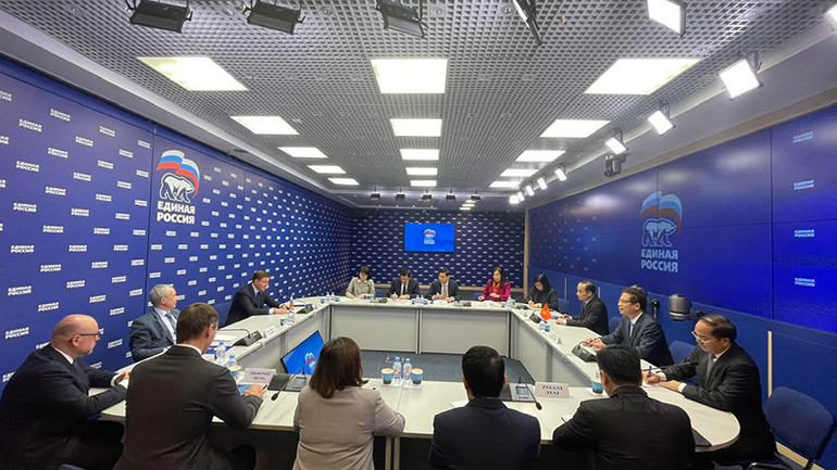 Cuộc gặp với Phó Chủ tịch Hội đồng Liên bang (Thượng viện) Nga Andrey Turchak. (Ảnh: XUÂN HƯNG)