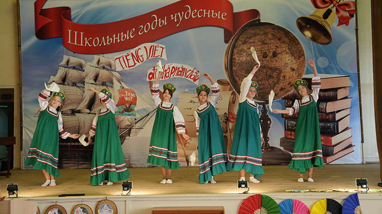 Học sinh Trường phổ thông số 76 mang tên Chủ tịch Hồ Chí Minh biểu diễn điệu múa Nga trong khuôn khổ Ngày hội tiếng Việt. (Ảnh: XUÂN HƯNG)