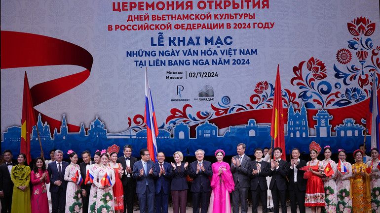 Các đại biểu chúc mừng các nghệ sĩ biểu diễn.