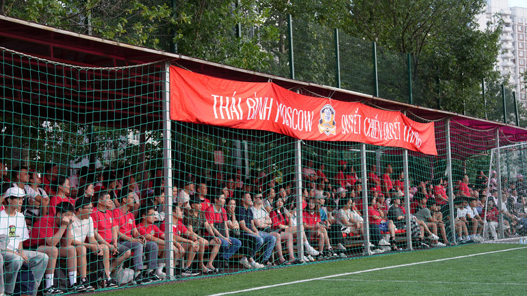 Đông đảo bà con đến sân cổ vũ trong trận chung kết. (Ảnh: XUÂN HƯNG)