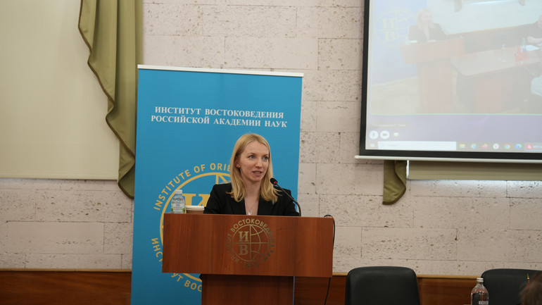 Chuyên gia cấp cao Viện Nghiên cứu Chiến lược của Nga Maria Zelenkova trình bày tham luận. (Ảnh: XUÂN HƯNG)