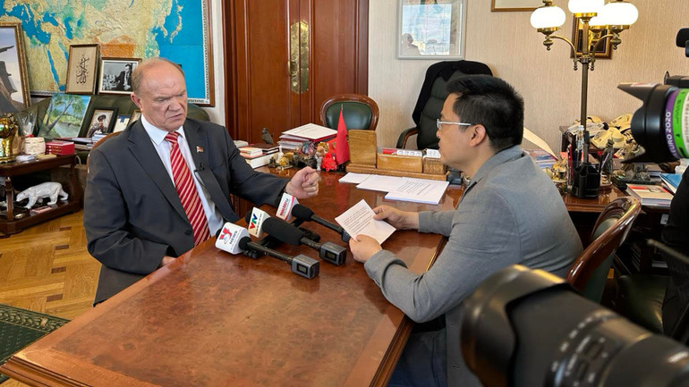 Chủ tịch Đảng Cộng sản Liên bang Nga Gennady Zyuganov trả lời phỏng vấn phóng viên Báo Nhân Dân thường trú tại Nga. (Ảnh: THÙY VÂN) Chủ tịch Đảng Cộng sản Liên bang Nga Gennady Zyuganov trả lời phỏng vấn phóng viên Báo Nhân Dân thường trú tại Nga. (Ảnh: THÙY VÂN)