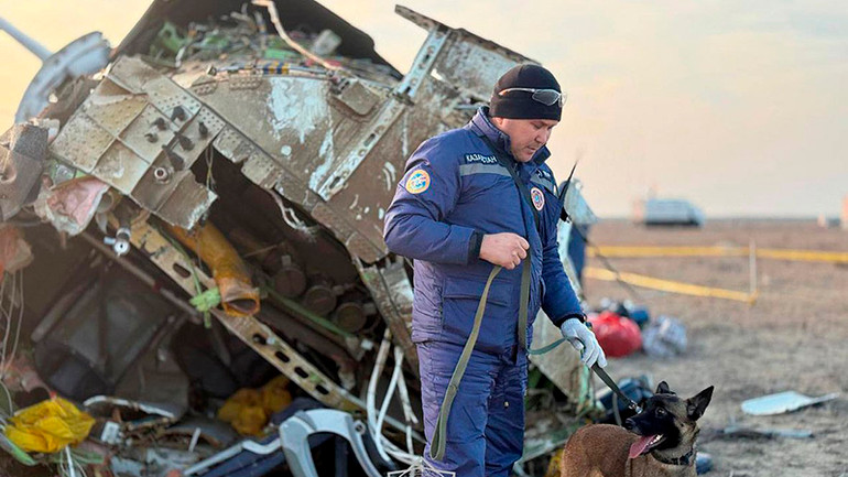 Lực lượng cứu hộ tìm kiếm các nạn nhân vụ máy bay rơi. (Ảnh: Bộ tình trạng khẩn cấp Kazakhstan)