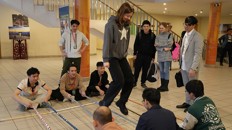 Nhảy sạp vui vẻ, sôi động.