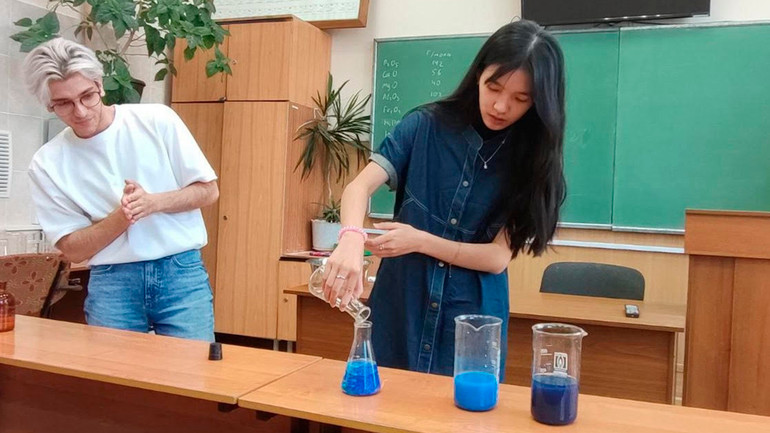 Học sinh Việt Nam cùng tham gia làm thí nghiệm với sinh viên Nga. Học sinh Việt Nam cùng tham gia làm thí nghiệm với sinh viên Nga.