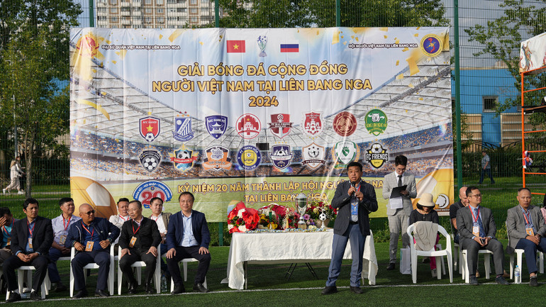 Ông Trần Phú Thuận, Phó Chủ tịch thường trực Hội người Việt Nam tại Liên bang Nga, Trưởng Ban tổ chức giải phát biểu.