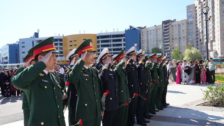 Học viên quân sự Việt Nam tại Saint Petersburg đặt hoa. (Ảnh: XUÂN HƯNG) Học viên quân sự Việt Nam tại Saint Petersburg đặt hoa. (Ảnh: XUÂN HƯNG)