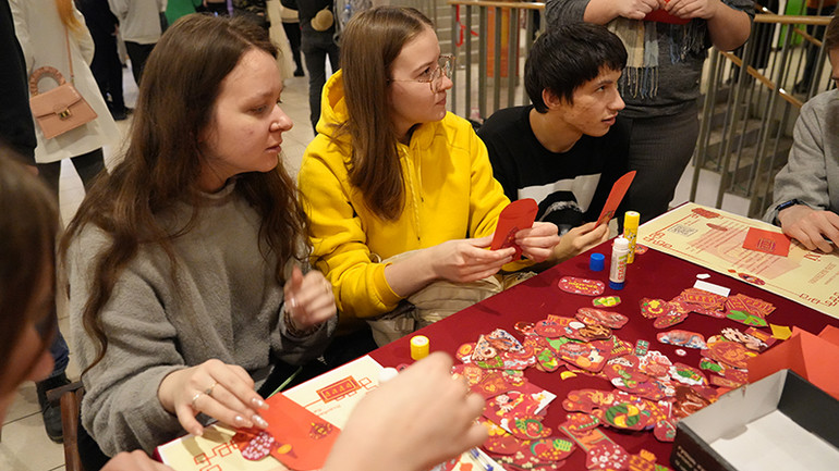 Làm và dán trang trí bao lì xì ngày Tết Việt Nam.