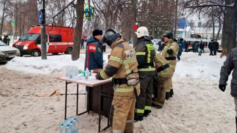 Lực lượng cứu hỏa nhanh chóng tới hiện trường sơ tán người dân. (Ảnh: TASS)