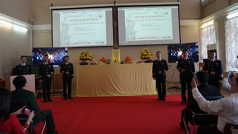 Tiết mục biểu diễn văn nghệ của học viên quân sự Việt Nam học tập tại thành phố Saint Petersburg. (Ảnh: XUÂN HƯNG)