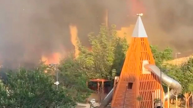 Giáo đường Do Thái bị cháy ở Makhachkala sau vụ tấn công. (Ảnh: Kênh Telegram Mash)