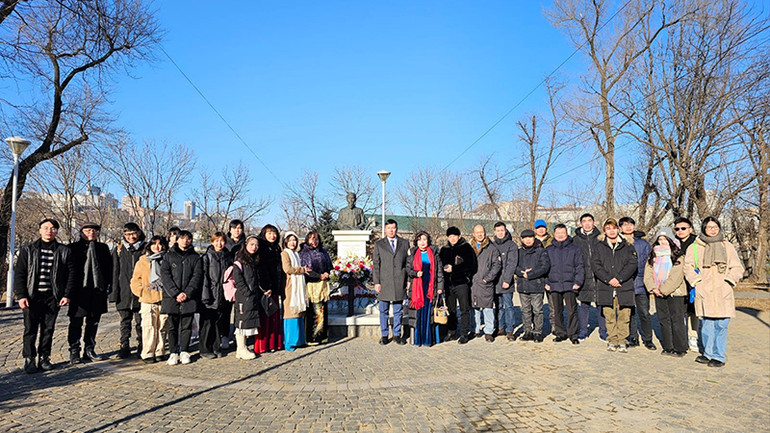 Lễ dâng hoa tưởng niệm Chủ tịch Hồ Chí Minh.