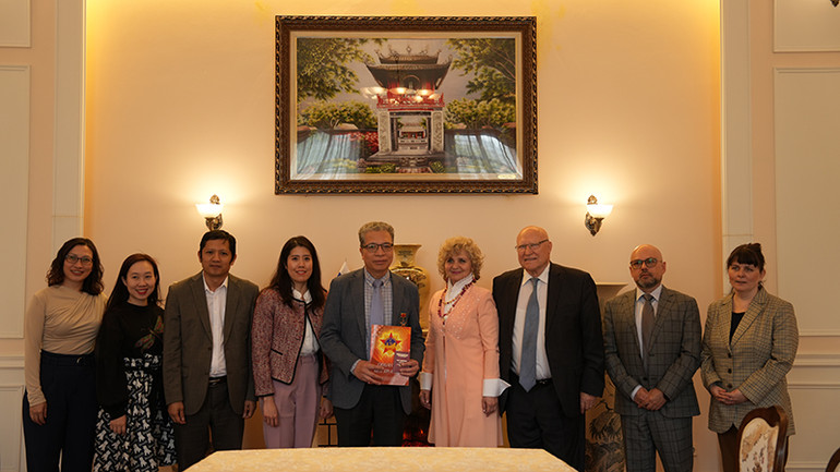 Đại sứ Đặng Minh Khôi và những người tham dự cuộc gặp chụp ảnh lưu niệm. (Ảnh: XUÂN HƯNG)