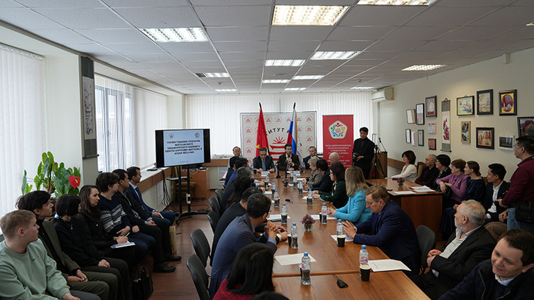 Đại sứ Việt Nam tại Liên bang Nga Đặng Minh Khôi cùng các đại biểu tham dự lễ khánh thành. (Ảnh: XUÂN HƯNG)