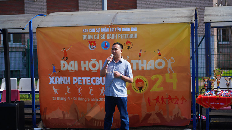 Ông Võ Nguyên Giáp, Bí thư Đảng ủy Đảng bộ Bộ phận Saint Petersburg phát biểu tại sự kiện. (Ảnh: XUÂN THÌN)