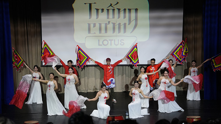 Tiết mục biểu diễn của Đội văn nghệ LOTUS. (Ảnh: XUÂN HƯNG)