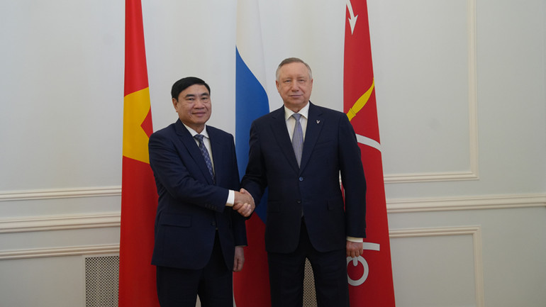 Bí thư Tỉnh ủy Điện Biên Trần Quốc Cường và Thống đốc Saint Petersburg Alexandr Beglov. (Ảnh: XUÂN HƯNG)