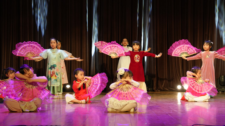 Con em cộng đồng biểu diễn văn nghệ.