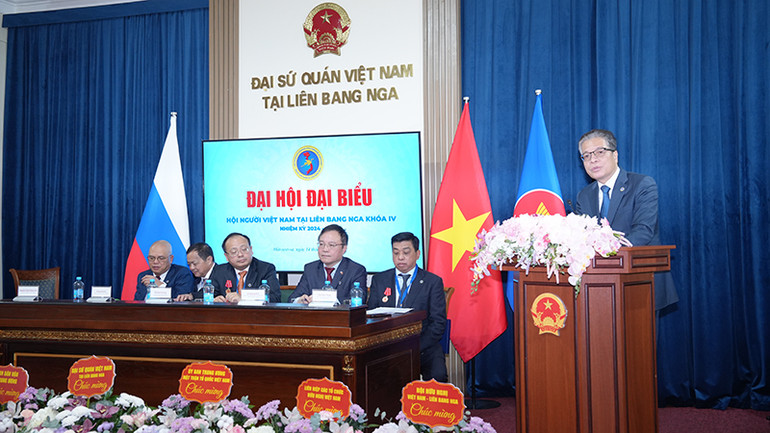 Đại sứ Việt Nam tại Liên bang Nga Đặng Minh Khôi phát biểu chúc mừng Đại hội. Đại sứ Việt Nam tại Liên bang Nga Đặng Minh Khôi phát biểu chúc mừng Đại hội.