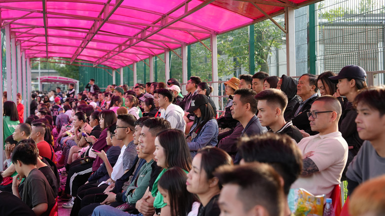 Đông đảo bà con cộng đồng người Việt Nam tại Nga đến sân cổ vũ các cầu thủ thi đấu.