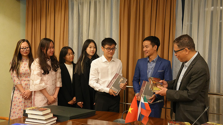 Đại sứ Đặng Minh Khôi trao tặng sách sinh viên Việt Nam tại Kazan. (Ảnh: XUÂN HƯNG)