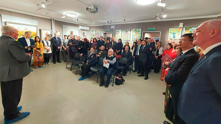 Đông đảo người dân Nga và Việt Nam tham dự lễ khai mạc.