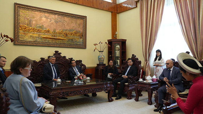 Đại sứ Đặng Minh Khôi và Thứ trưởng Andrey Rudenko thưởng thức tiết mục trình diễn nhạc cụ truyền thống Việt Nam. (Ảnh: XUÂN HƯNG)