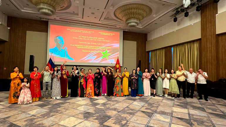 Biểu diễn văn nghệ chào mừng Quốc khánh.