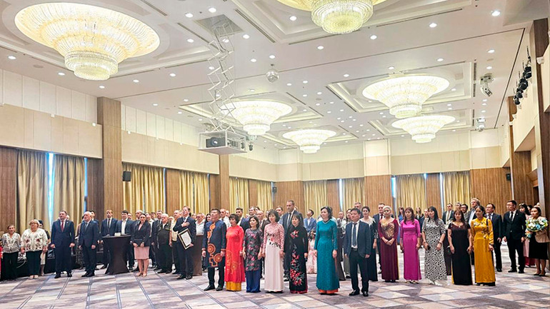 Đại diện chính quyền sở tại và bạn bè quốc tế tham dự lễ kỷ niệm Quốc khánh Việt Nam tại thành phố Vladivostok.