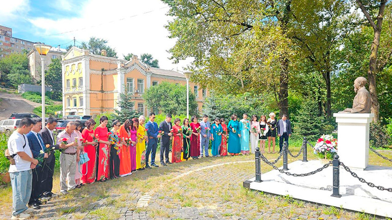 Lễ đặt hoa tại tượng đài Chủ tịch Hồ Chí Minh tại thành phố Vladivostok.