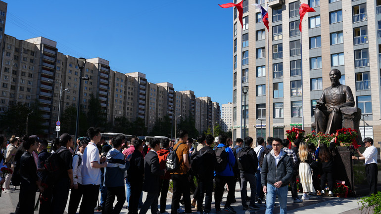 Nhiều bà con cộng đồng và sinh viên đến Tượng đài Chủ tịch Hồ Chí Minh đặt hoa. (Ảnh: XUÂN HƯNG) Nhiều bà con cộng đồng và sinh viên đến Tượng đài Chủ tịch Hồ Chí Minh đặt hoa. (Ảnh: XUÂN HƯNG)