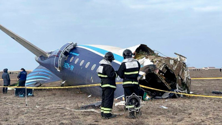 Phong tỏa khu vực phần đuôi máy bay sau vụ tai nạn. (Ảnh: Bộ Tình trạng khẩn cấp Kazakhstan)