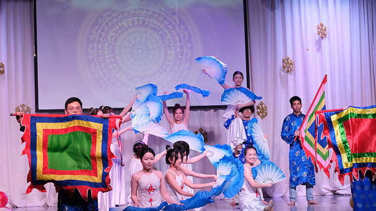 Sinh viên Việt Nam tại Kazan thể hiện điệu múa quạt trong khuôn khổ sự kiện.