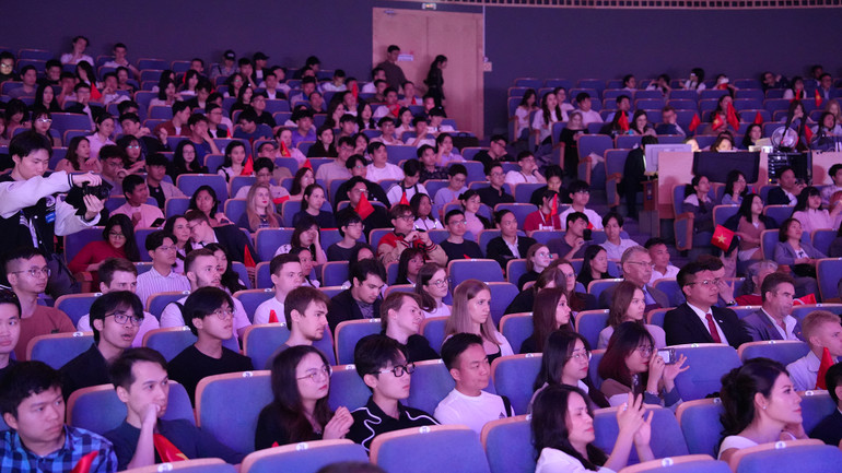 Đông đảo sinh viên Việt Nam và quốc tế tham dự đêm văn nghệ.